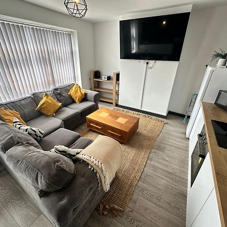 Town Center Willow Apartment - Sleeps Up To 10 - Dogs Welcome - 2 Minutes From Train Station Blackpool Exterior foto