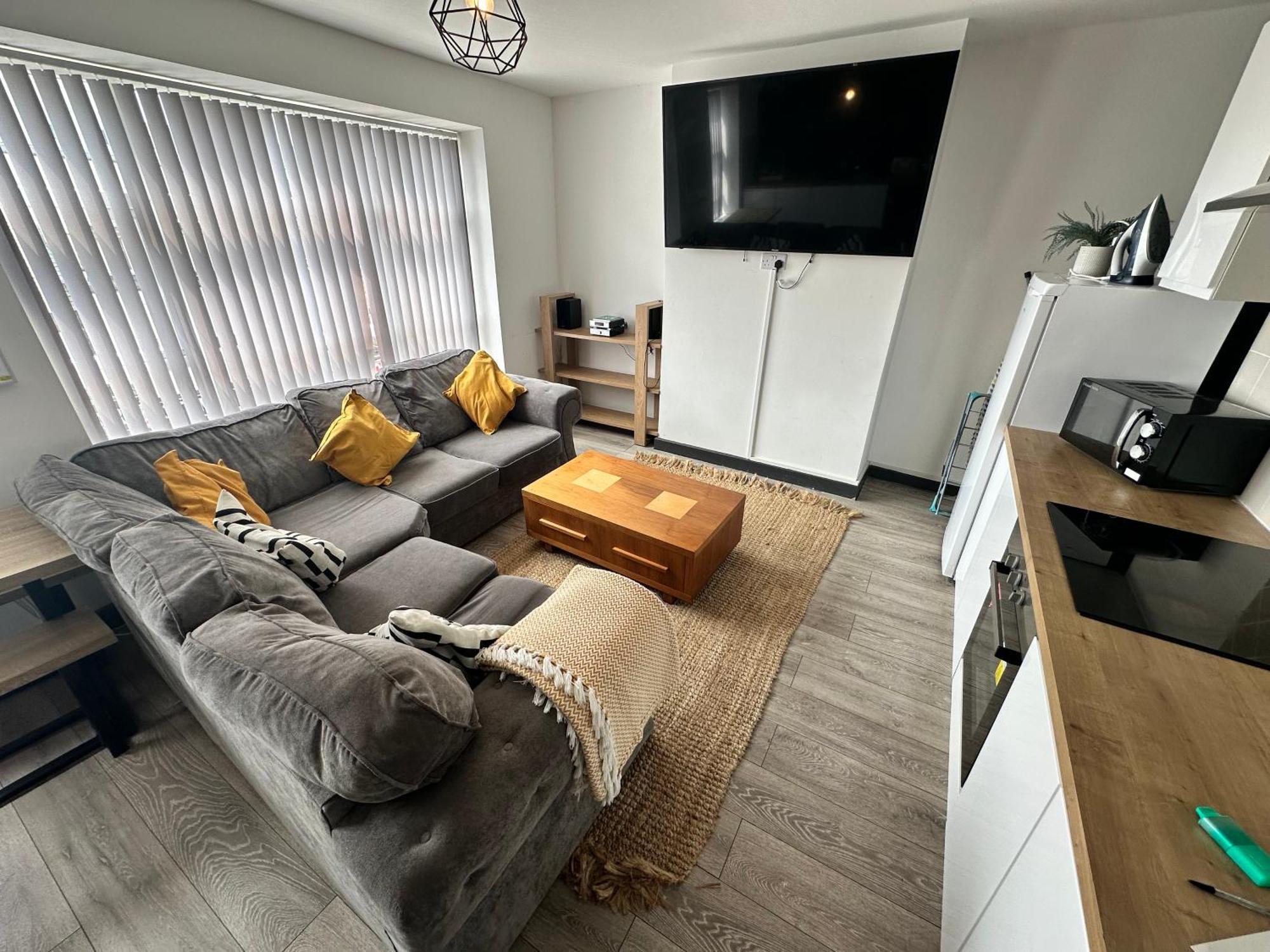 Town Center Willow Apartment - Sleeps Up To 10 - Dogs Welcome - 2 Minutes From Train Station Blackpool Exterior foto