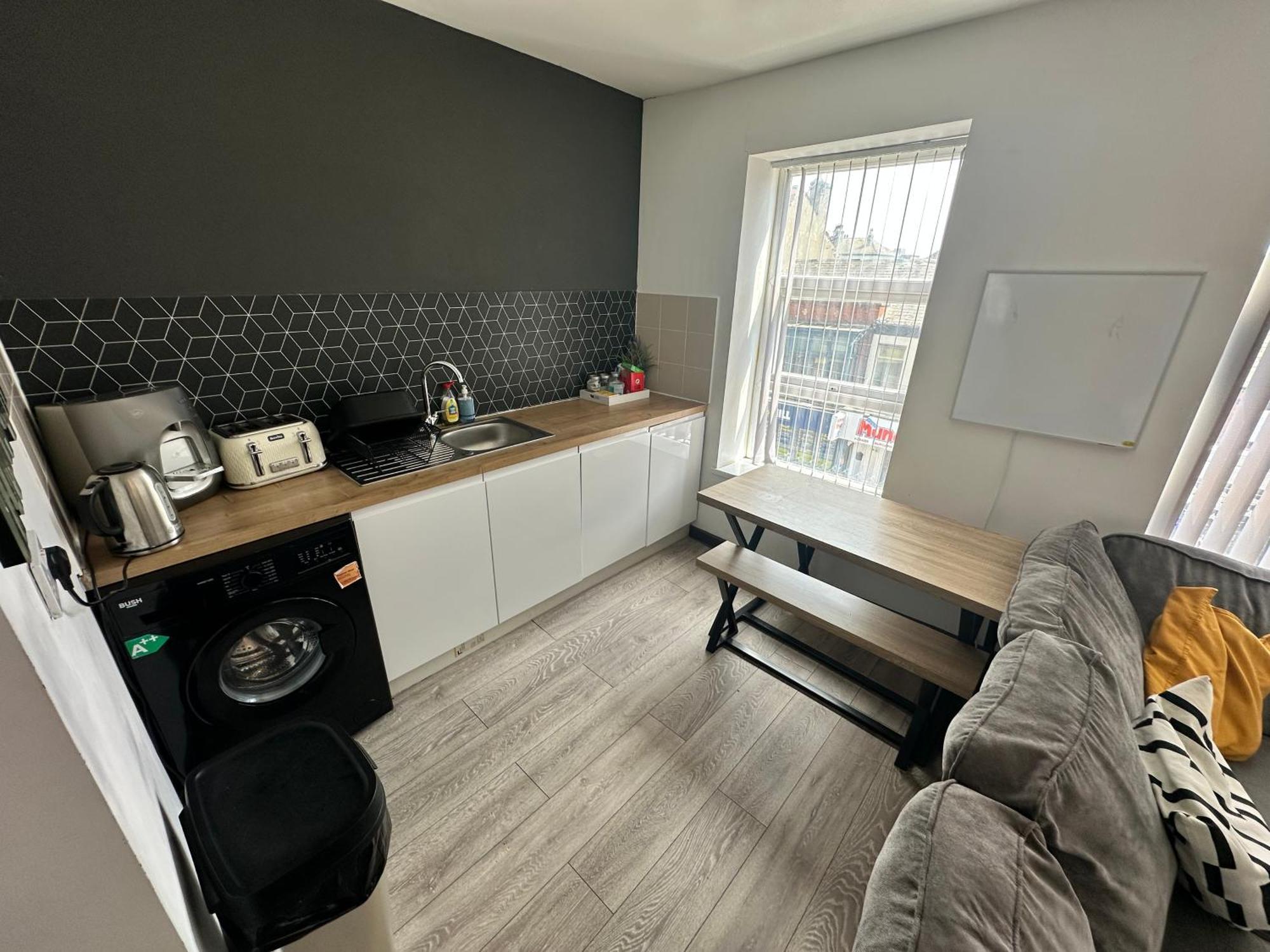 Town Center Willow Apartment - Sleeps Up To 10 - Dogs Welcome - 2 Minutes From Train Station Blackpool Exterior foto